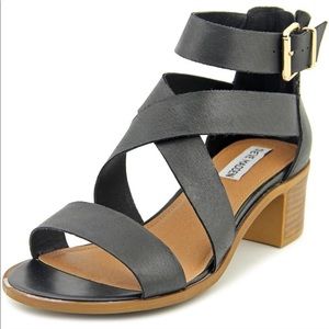 Steve Madden realeen black leat Sandals!